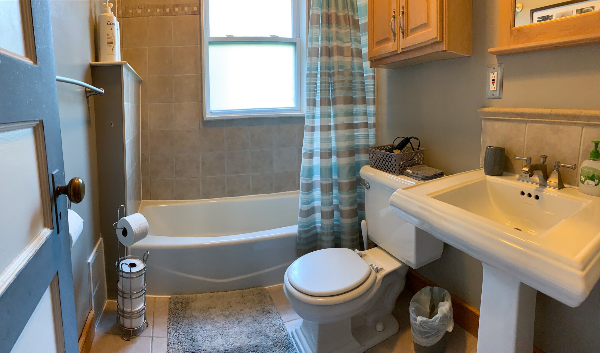 [Full Bathroom] Another view. - 103 Lancaster Ave