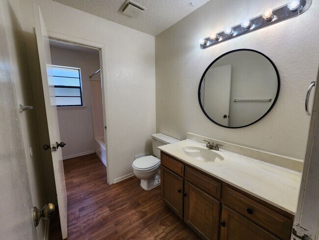 Building Photo - Cozy 2 Bedroom Duplex in Joshua