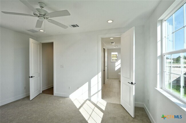 Building Photo - 421 Constance Dr