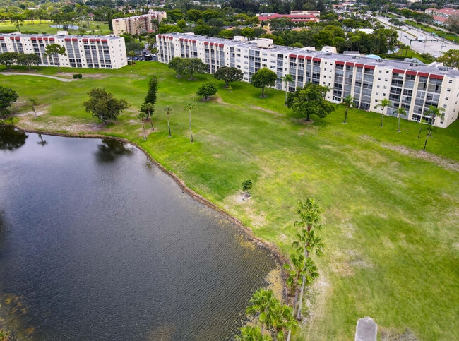 Building Photo - 3951 Via Poinciana