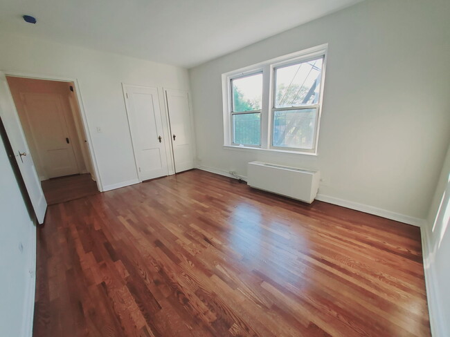 Building Photo - 104 Woodside Green