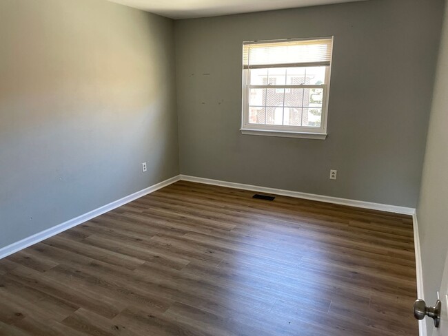 Building Photo - Gorgeous townhome in Kings Grant