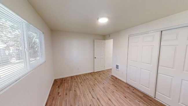 Building Photo - Amazing 2 Bedroom Single-level Duplex w/ A...