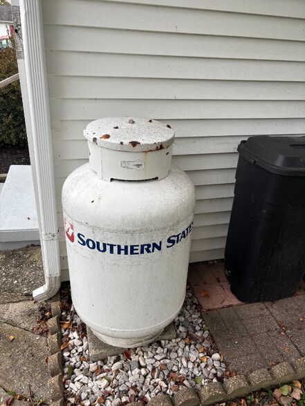 Building Photo - 319 Holly Ct