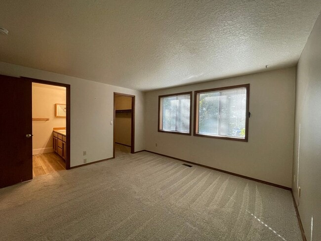 Building Photo - 2Bd/2Ba Unit Located in a Lovely Private Neighborhood in Happy Valley ~ Detached Garage, Washer &...
