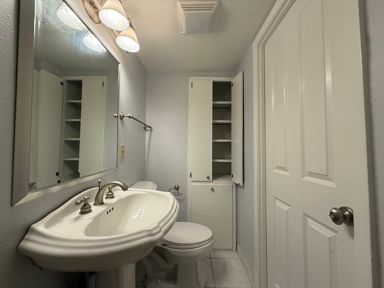 Building Photo - 3915 Saint Charles Ave