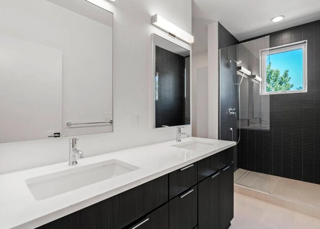 Building Photo - Modern 2 bed, 2.5 bath w/ rooftop!