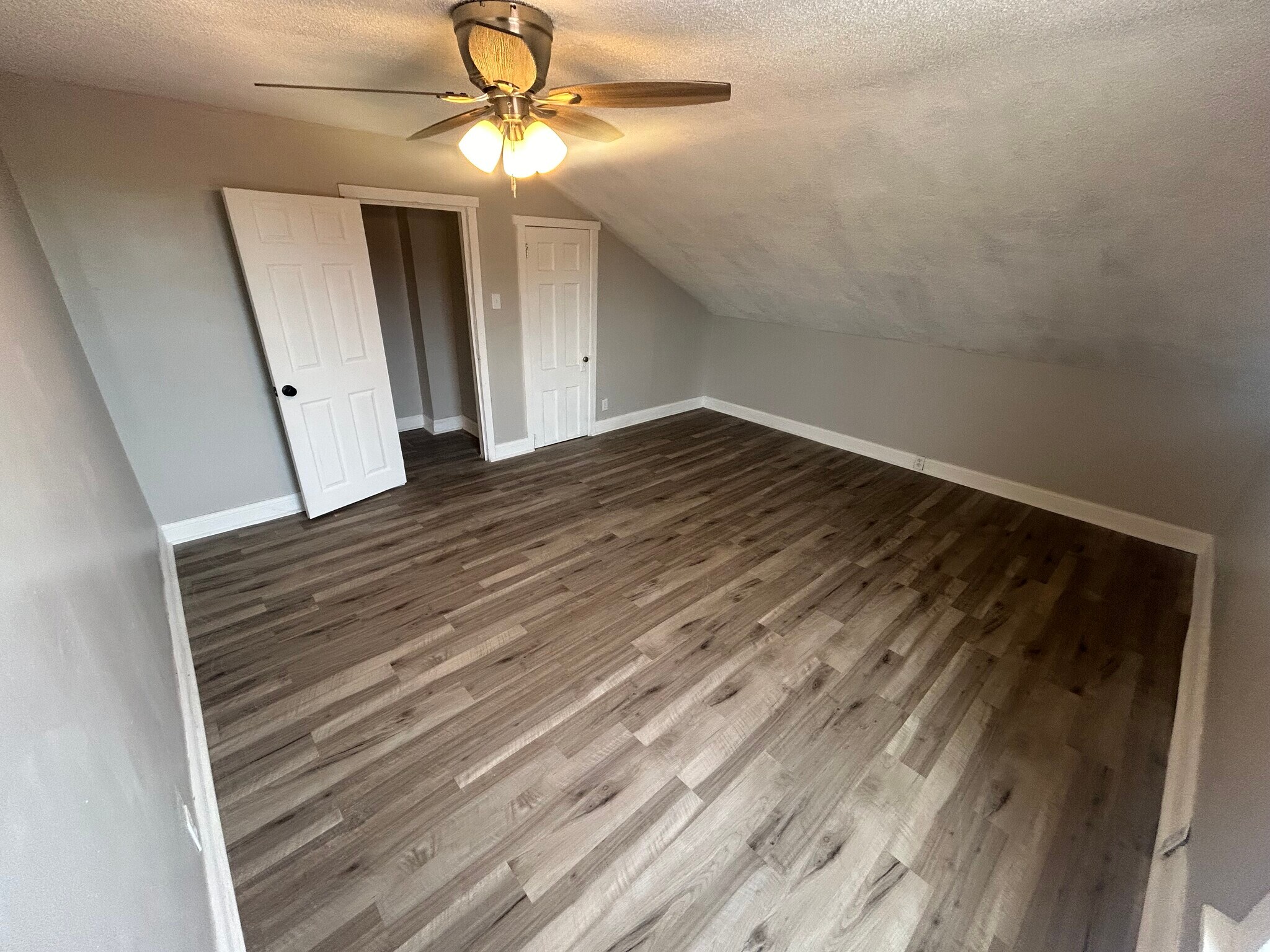 Building Photo - 231 E 11th St