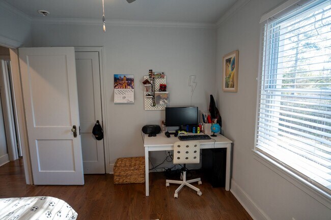 Building Photo - Charming 3 bedroom/ 2 bathroom in Normaltown, Home Close to UGA and Hospitals!