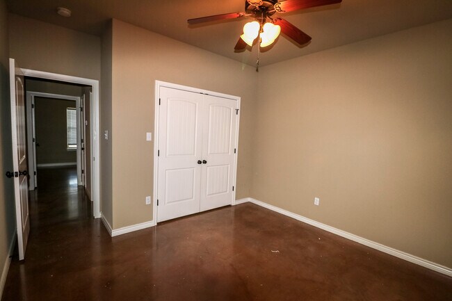 Building Photo - 3 Bedroom Single Family Home:  Refrigerato...