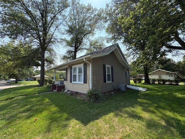 Building Photo - 2209 Hawthorne Ave