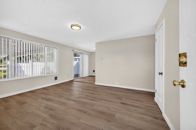 Building Photo - Renovated 2 bedroom Duplex