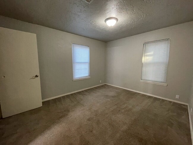 Building Photo - 1807 Comanche St