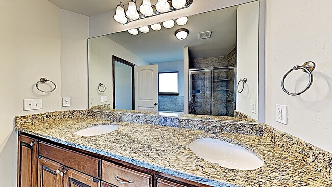 Building Photo - Very Nice 4 Bedroom 2 Bath Home in Mustang...