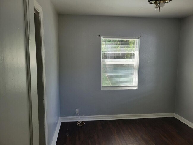 Building Photo - Cute 2 Bedroom