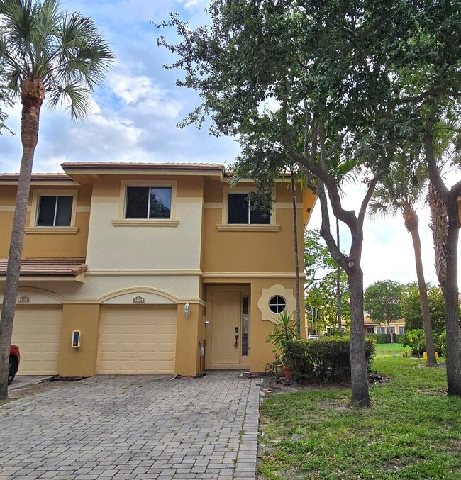 Building Photo - 4305 Coventry Pointe Way
