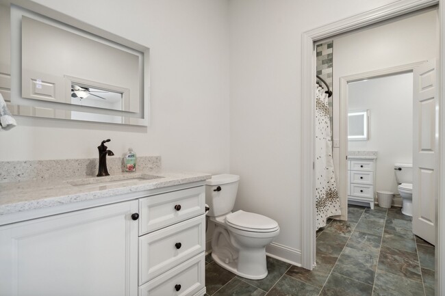 Double bathroom - 13232 Withers Cove Rd