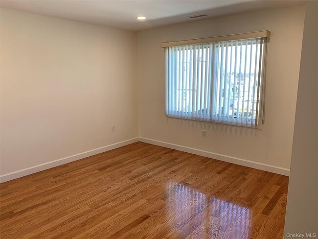 Building Photo - 97 Gainsborg Ave E