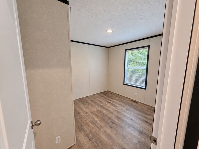 Building Photo - 13 Hummingbird Dr