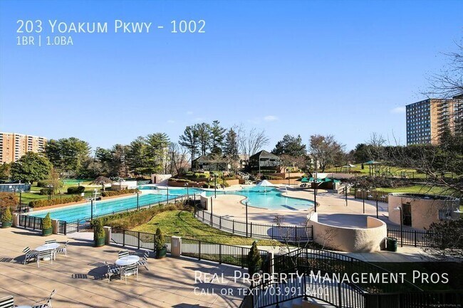 Building Photo - 203 Yoakum Pkwy