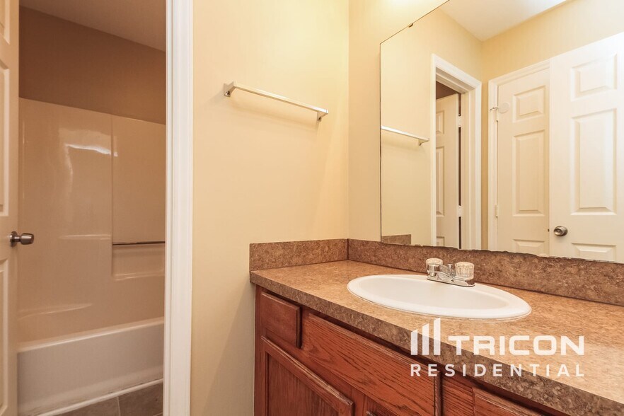 Building Photo - 5407 River Falls Dr