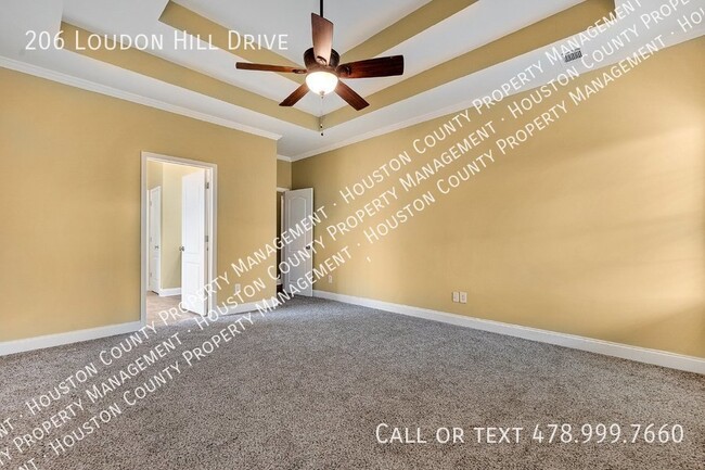 Building Photo - Single level - Split floor plan - All bric...