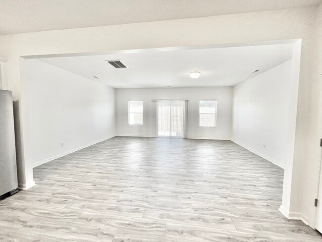Building Photo - Three bedroom 2 1/2 bath townhome availabl...