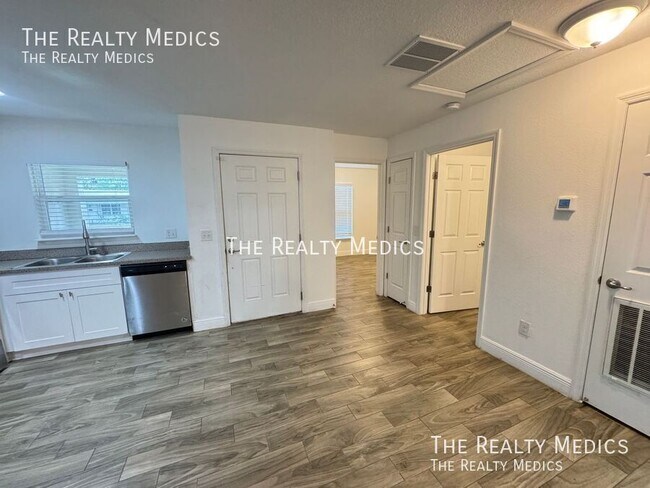 Building Photo - 708 Bon Air St