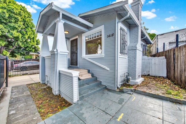 Building Photo - Modern Style Renovated 2 Bedroom 1 Bath House in Oakland -- Available Now!!!