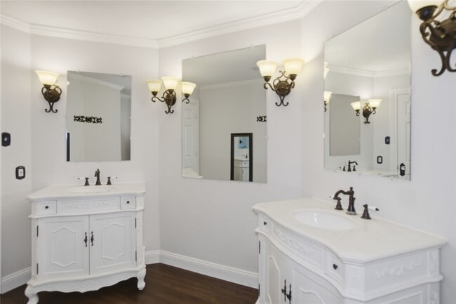 Building Photo - 3223 S Briar Knoll Dr