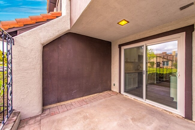 Building Photo - Condo for rent in Santa Barbara Near UCSB