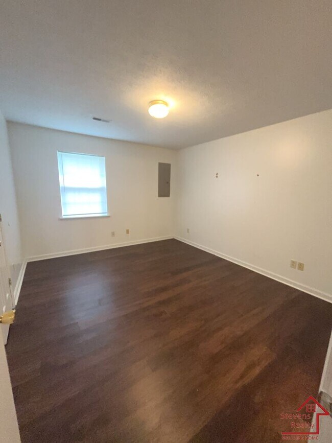 Building Photo - 304 Oriole Dr