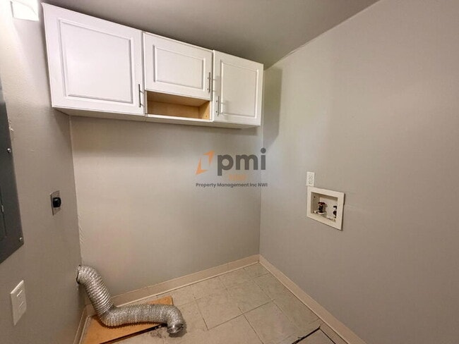 Building Photo - 365 Raven Ct