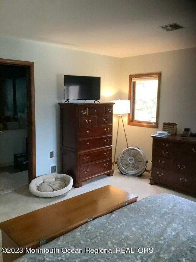 Building Photo - 13 Lawrence Dr