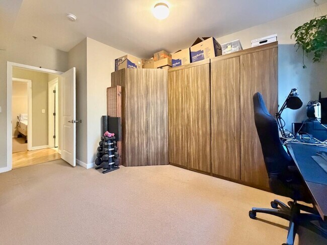 Building Photo - 83 Monroe St