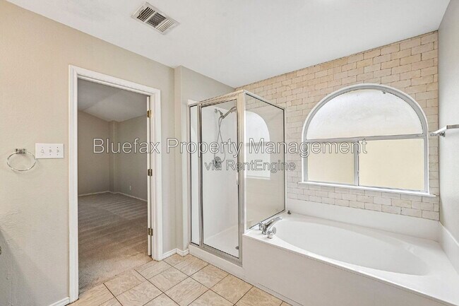 Building Photo - 315 Hollow Grove
