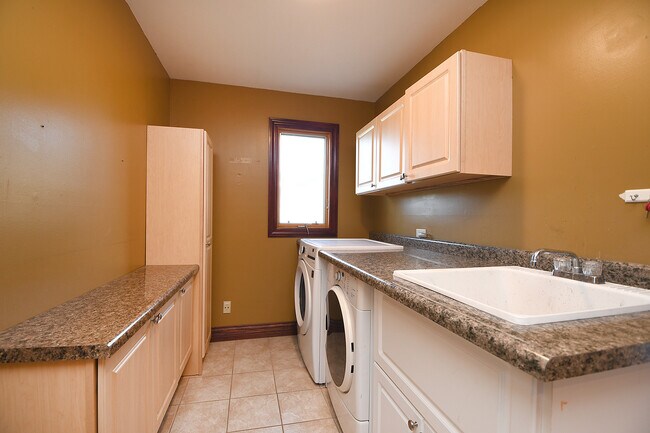 Building Photo - 13050 Meadowview Ln