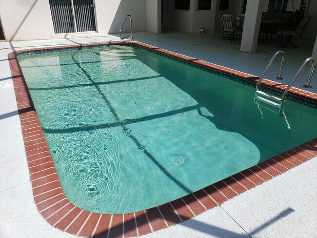 Building Photo - Lovely Pine Ridge Pool Home