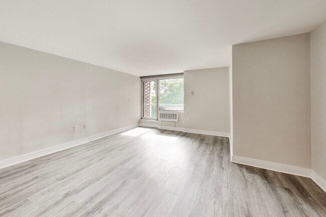 Building Photo - Well appointed Studio in PRIME location /All Utilities included