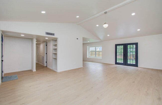 Building Photo - 6903 Blue Ridge Dr