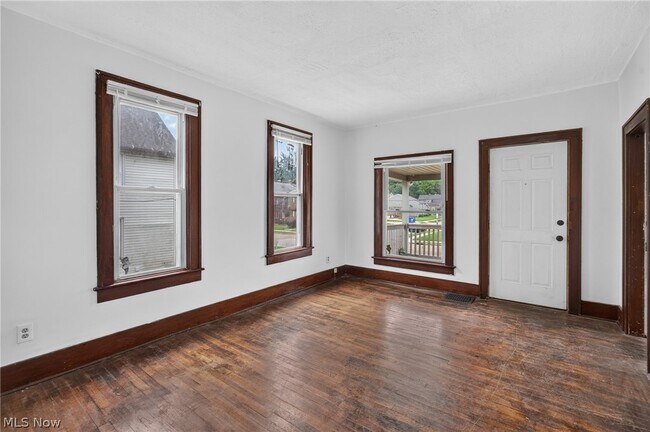 Building Photo - 517 Brown St