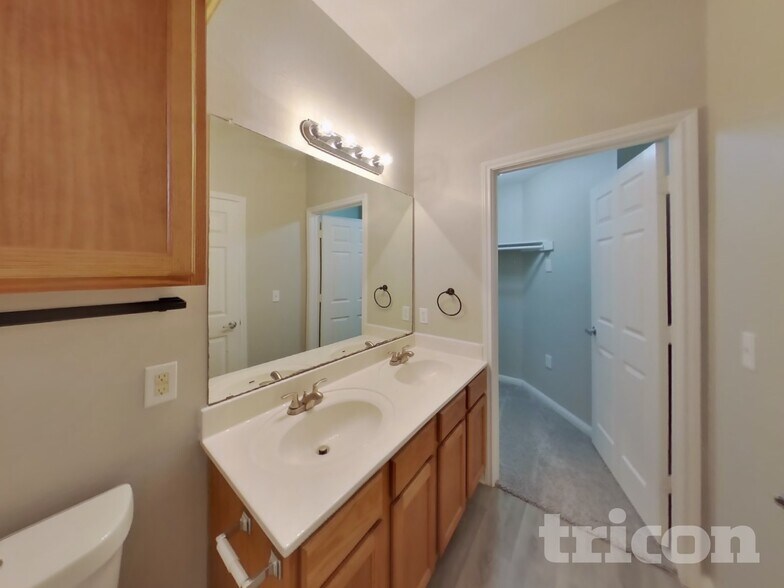 Building Photo - 6614 Cougar Village