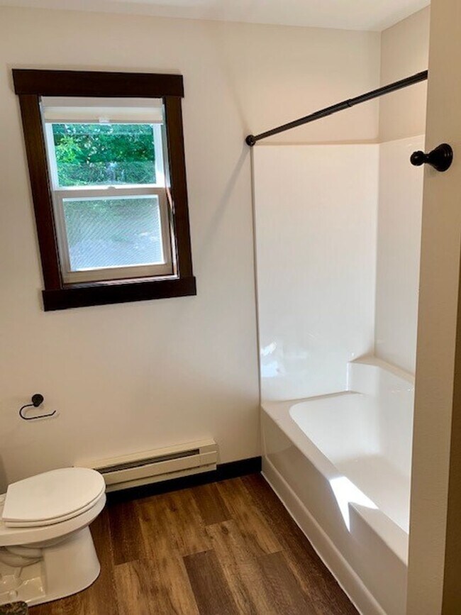 Building Photo - 3145-3147 N Hastings Way