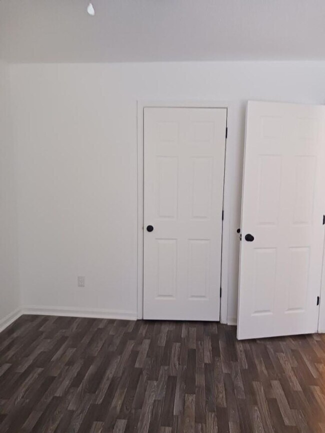 Building Photo - 3 Bed Townhome in N Chas!
