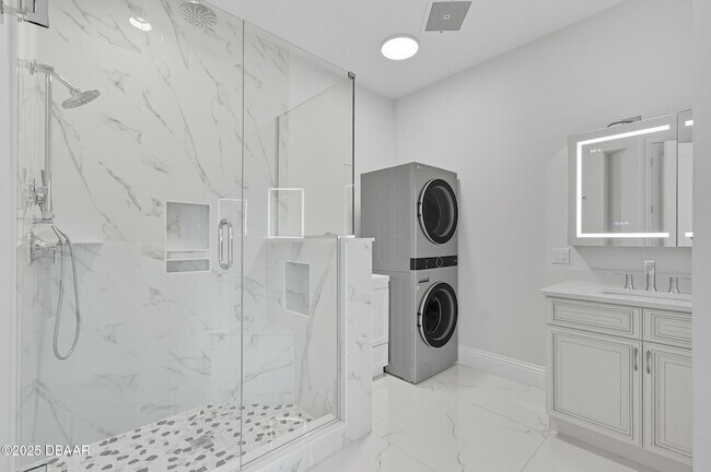 Building Photo - 200 Ocean Crest Dr