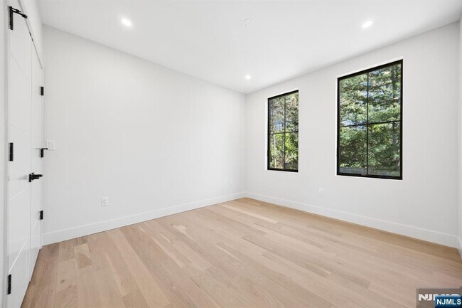 Building Photo - 242 Hardenburgh Ave