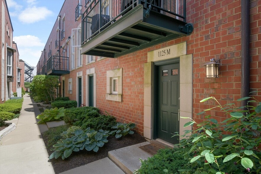 Primary Photo - 1125 W Newport Ave