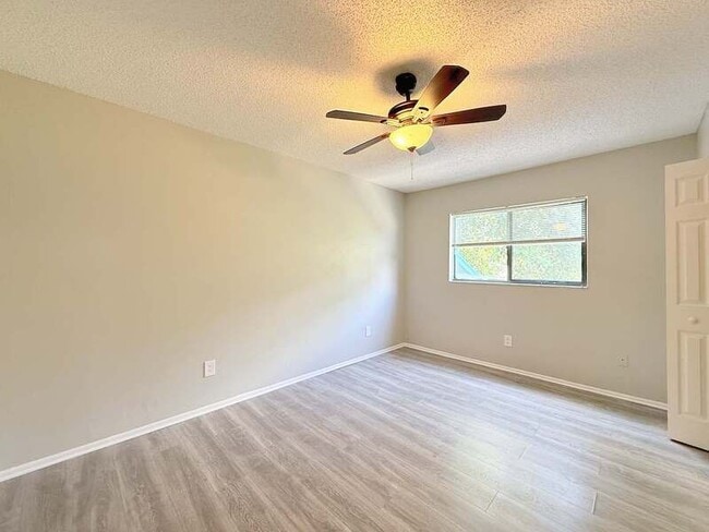 Building Photo - 2820 S Pines Dr