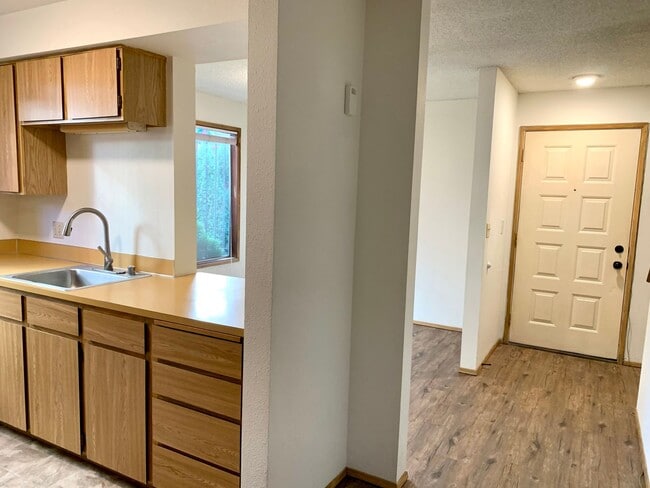 Building Photo - Spacious 2 Bedroom Condo - Located Near Seattle University