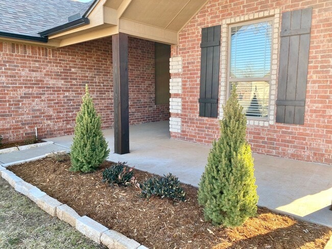 Building Photo - Water Front Property!!  3 Bed, 2 bath with Storm Shelter